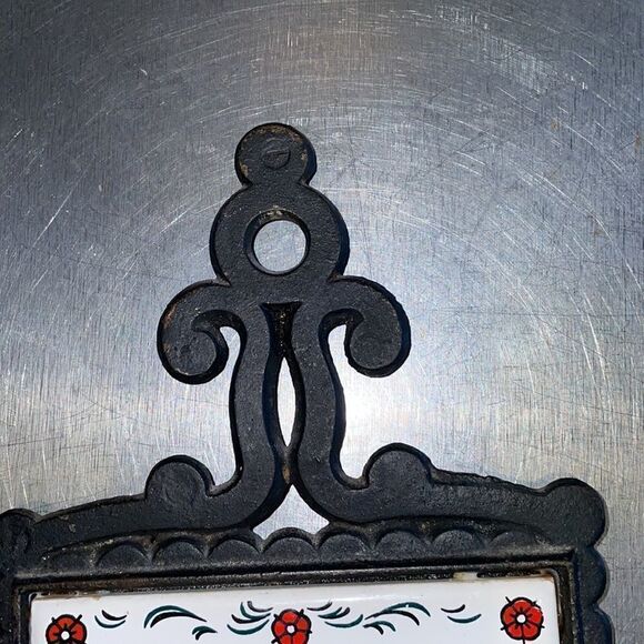 Vtg mid Century cast iron trivet/wall hanging with kitschy ceramic kitchen tile - Picture 3 of 5